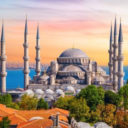 la-mezquita-azul-de-estambul-uno-de-los-lugares-mas-famosos-de-turquia_2_790x454